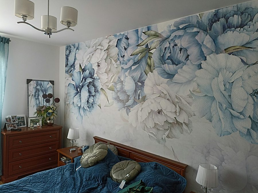 Bedroom with a large-scale blue-and-white peony mural wallpaper behind the bed